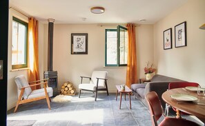 Smart TV, fireplace, stereo