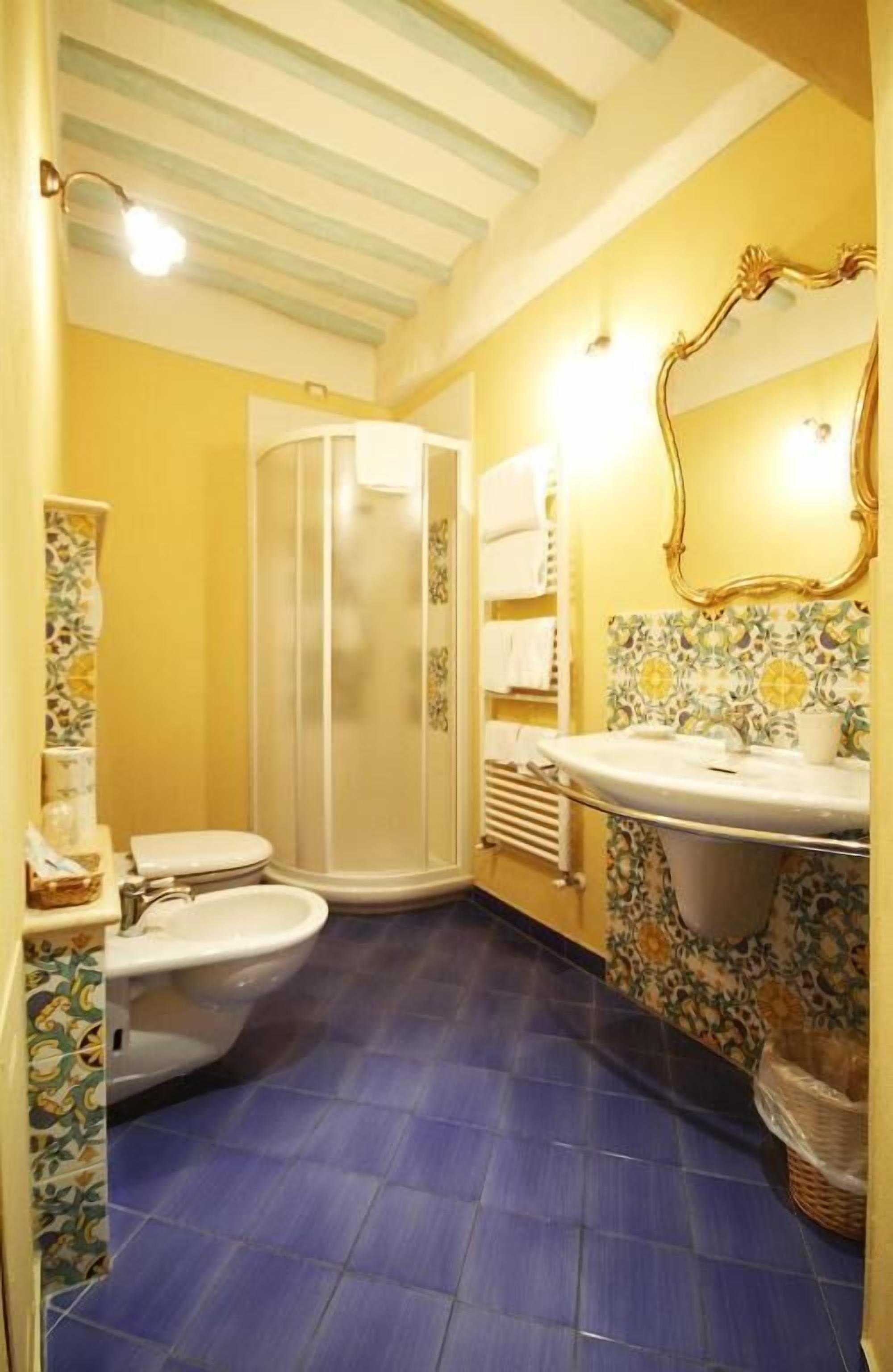 Suite | Badkamer | Een douche, een haardroger, handdoeken, zeep