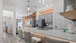 Fridge, microwave, oven, stovetop - The Epic 17 Paradiso Grande Resort Orlando Florida (Orlando)