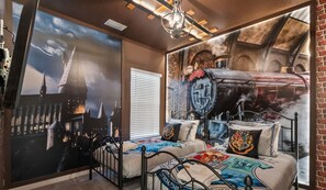 Desk, iron/ironing board, WiFi, bed sheets - The Epic 17 Paradiso Grande Resort Orlando Florida (Orlando)