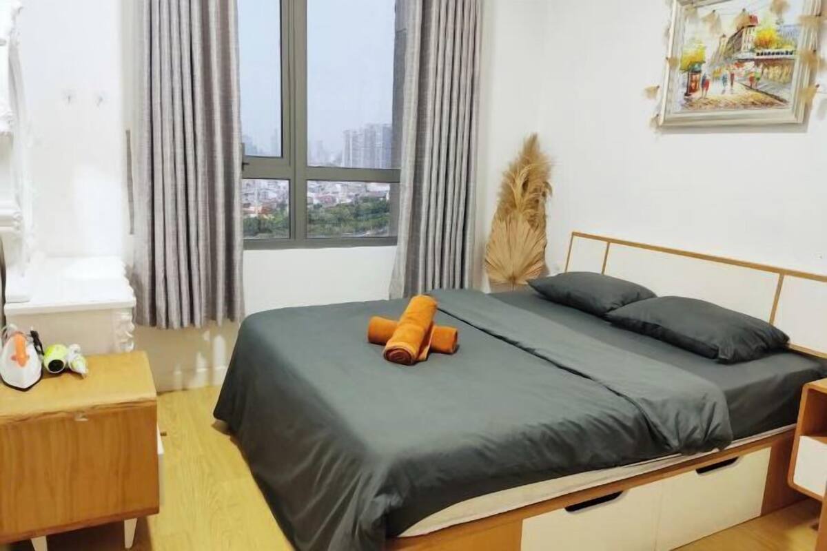 2 bedrooms, premium bedding, iron/ironing board, free WiFi