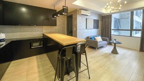 Business-Apartment | Wohnbereich | 60-Zoll-Flachbildfernseher mit Kabelempfang
