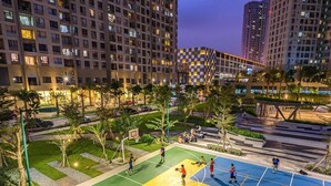 Basketballplatz, umgeben von Grünflächen und modernen Gebäuden.