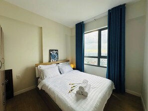 Luxury Apartment, City View | Premium bedding, iron/ironing board, free WiFi, bed sheets - Masteri Thao Dien Apartment  (Ho Chi Minh City)