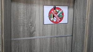 Un intérieur en bois avec une pancarte indiquant « DÉFENSE DE CONSOMMER OU DE VENDRE DES DROGUES ».
