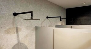 Bathroom shower - Hostal Superlativo Trinidad (Málaga)