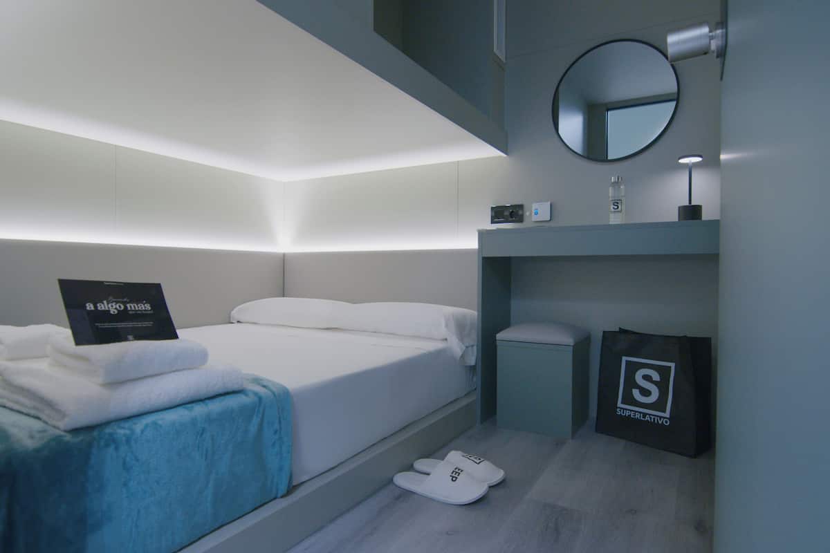 Een bureau, een laptopwerkplek, gratis wifi, beddengoed