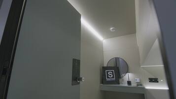 Quarto solteiro conforto | Escrivaninha, espaço de trabalho para notebook, Wi-Fi de cortesia