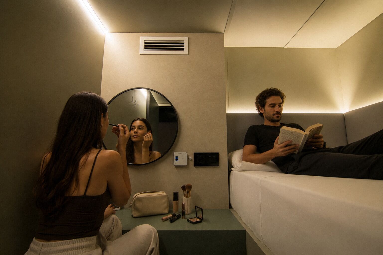 Upper Private Capsule with large bed | Bàn, khu vực làm việc phù hợp cho laptop 