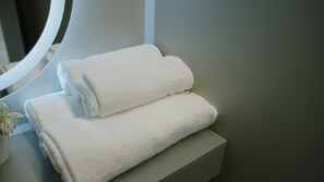 Een bureau, een laptopwerkplek, gratis wifi, beddengoed
