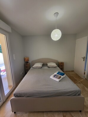 5 bedrooms, iron/ironing board, WiFi, bed sheets - Yellow farmhouse with grey shutters (Le Thor)