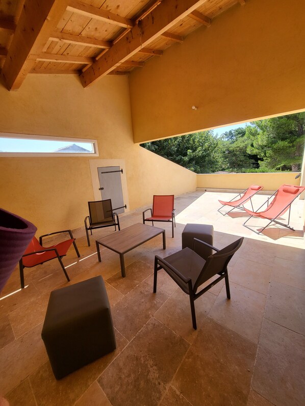 Terrace/patio - Yellow farmhouse with grey shutters (Le Thor)