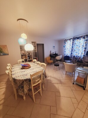 Interior - Yellow farmhouse with grey shutters (Le Thor)