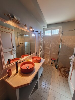 シャワー、ヘアドライヤー、タオル、石鹸