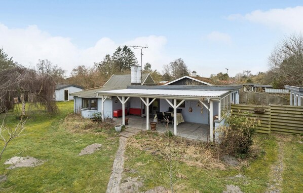 A single-story house with a covered porch, a chimney, and a small garden area. - Lovely home in Grevinge with WiFi (Grevinge)