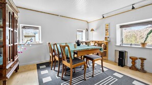 A dining room with a wooden table, chairs, and a patterned rug. - Lovely home in Grevinge with WiFi (Grevinge)
