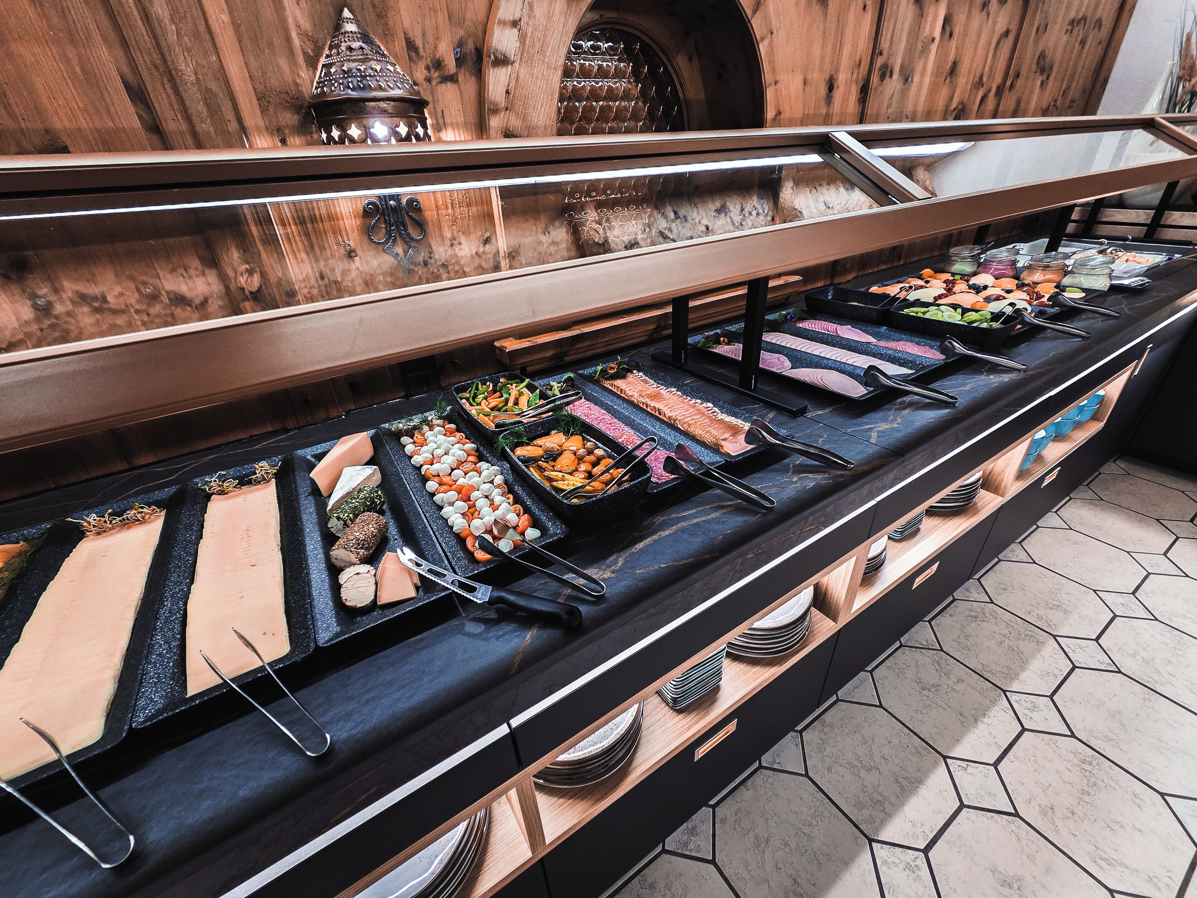 Ein Buffet mit verschiedenen Speisen und Besteck.