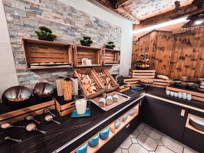 Free daily buffet breakfast  - Hotel Birkenhof (Soelden)