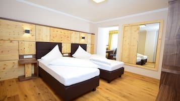 Habitación doble Confort, balcón | Ropa de cama hipoalergénica y caja de seguridad en la habitación