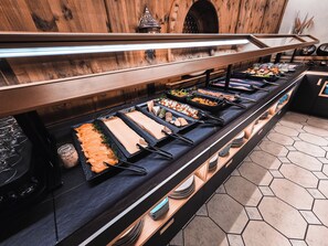 Café da manhã com buffet grátis todos os dias
