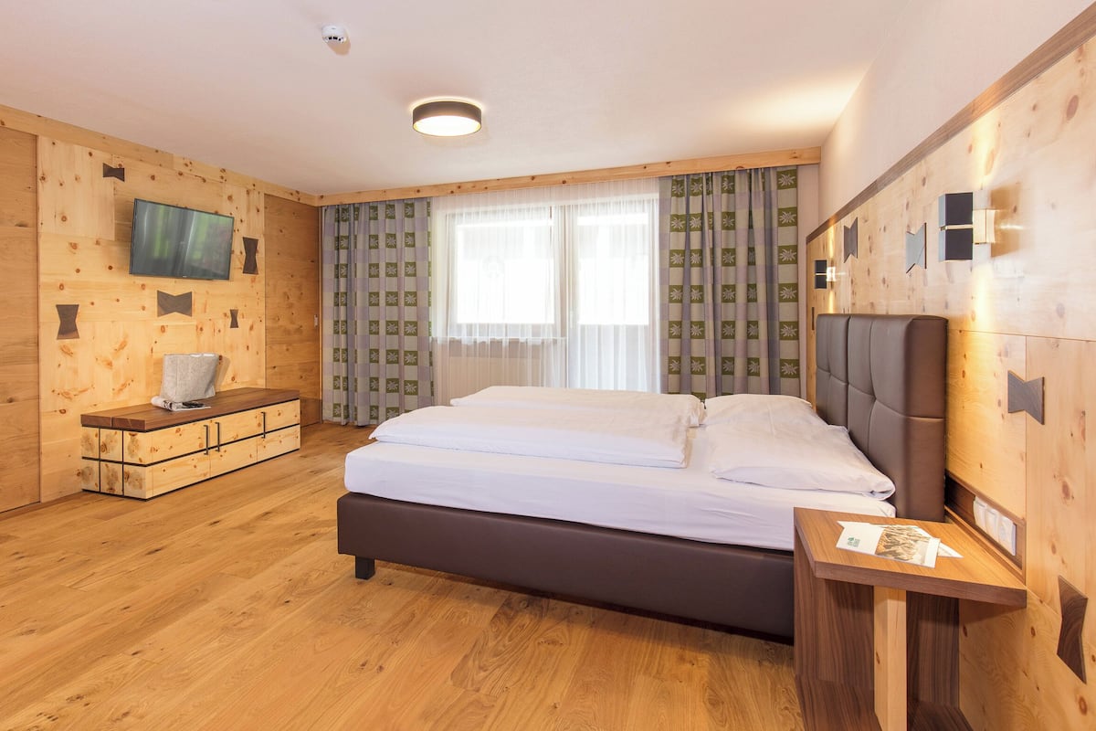 Deluxe Room, Balcony | 2 bedrooms, hypo-allergenic bedding, in-room safe, desk