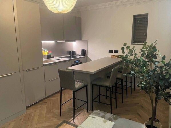 Apartment | Private kitchen - Nw119sg-modernapt-2guests-2br-1minhighstreet (London)