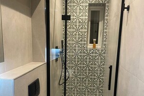 Dusj, hårføner og håndklær