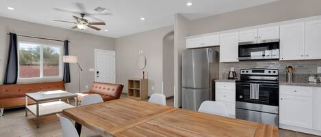 冷蔵庫、電子レンジ、オーブン、コンロ