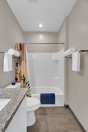 Douche, sĂšche-cheveux, bidet, serviettes fournies