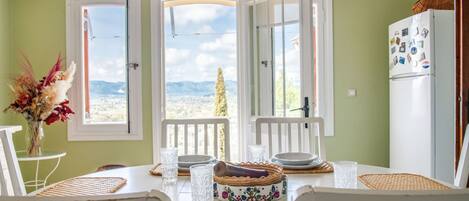 House | 2 bedrooms, desk