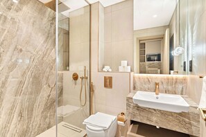 Shower, hair dryer, towels - Modern Studio with rooftop pool and gym in JVC (Dubai)