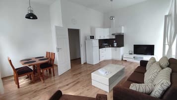 Standard Apartment, Balcony, City View | Ruang tamu | TV