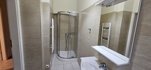 Leilighet – standard, hageutsikt | Bad | Tøfler