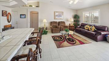 Nhà, nhiều giường, có thể sử dụng hồ bơi, quang cảnh núi (Havasu Hacienda) | Khu phòng khách | TV