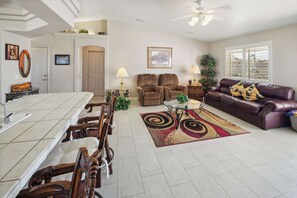 Talo, useita sänkyjä, pääsy uima-altaalle, vuoristonäköala (Havasu Hacienda) | Oleskelualue | Televisio