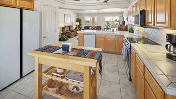 House, Multiple Beds, Pool Access, Mountain View (Havasu Hacienda) | Private kitchen | Fridge, microwave, oven, stovetop