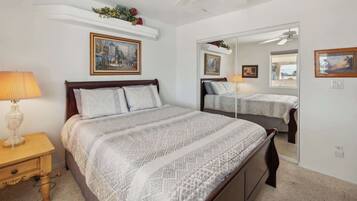 Nhà, nhiều giường, có thể sử dụng hồ bơi, quang cảnh núi (Havasu Hacienda) | 3 phòng ngủ, truy cập Internet không dây miễn phí