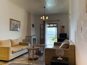 Eenvoudige villa, uitzicht op zee | Woonruimte | Televisie