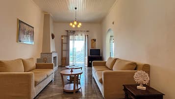 Villa básica, vista al mar | Área de sala de estar | Televisión