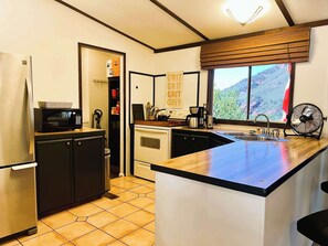 House, Multiple Beds, Balcony, Mountain View (Oak Creek Viewpoint) | Private kitchen | Fridge, microwave, oven, stovetop