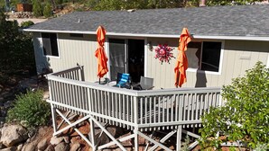 A house with a covered deck, two chairs, and two umbrellas. - Oak Creek Viewpoint The Views! (Sedona)