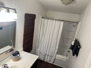Maison, plusieurs lits, balcon, vue montagne (Oak Creek Viewpoint) | Salle de bain