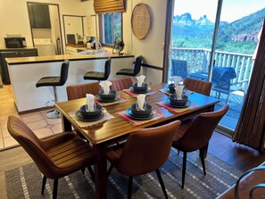 Hus - flere senge - balkon - bjergudsigt (Oak Creek Viewpoint) | Spiseområde