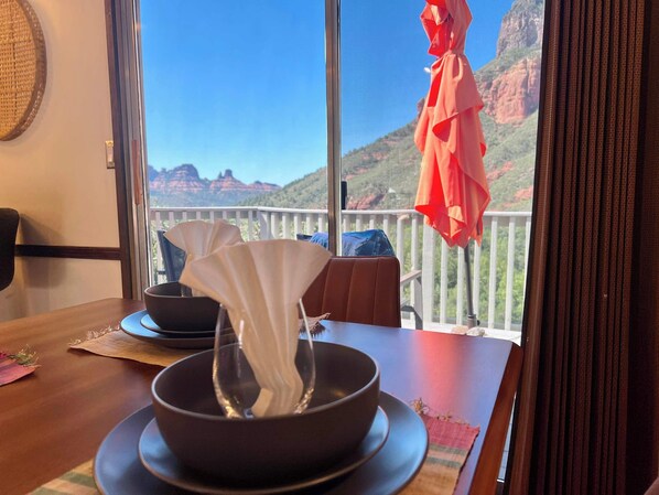 Hus - flere senge - balkon - bjergudsigt (Oak Creek Viewpoint) | Spiseområde