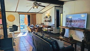 Maison, plusieurs lits, balcon, vue montagne (Oak Creek Viewpoint) | Coin séjour | Télévision, cheminée