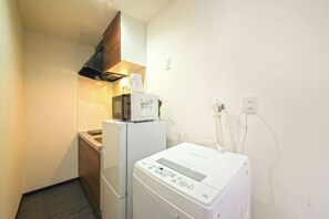 Private kitchen - Osaka Blue House / Disposable Bedding / Four Stops Within an Eight-Minute Walk (Osaka)
