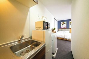 Room - Osaka Blue House / Disposable Bedding / Four Stops Within an Eight-Minute Walk (Osaka)