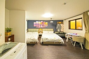 Habitación de hotel con dos camas, un escritorio, una silla, un ventanal con cortinas y una obra de arte colgada en la pared.