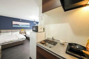 Room - Osaka Blue House / Disposable Bedding / Four Stops Within an Eight-Minute Walk (Osaka)