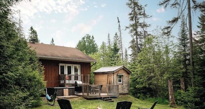 Cozy nature refuge with hot tub